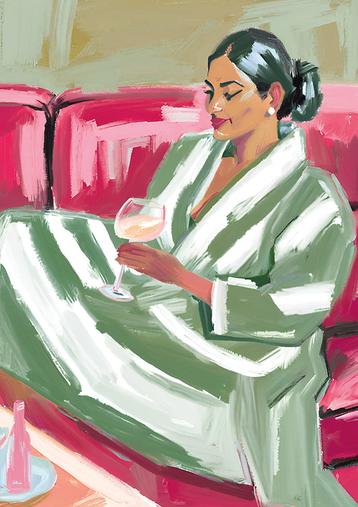 Schone Frau auf rotem Sofa mit Wein