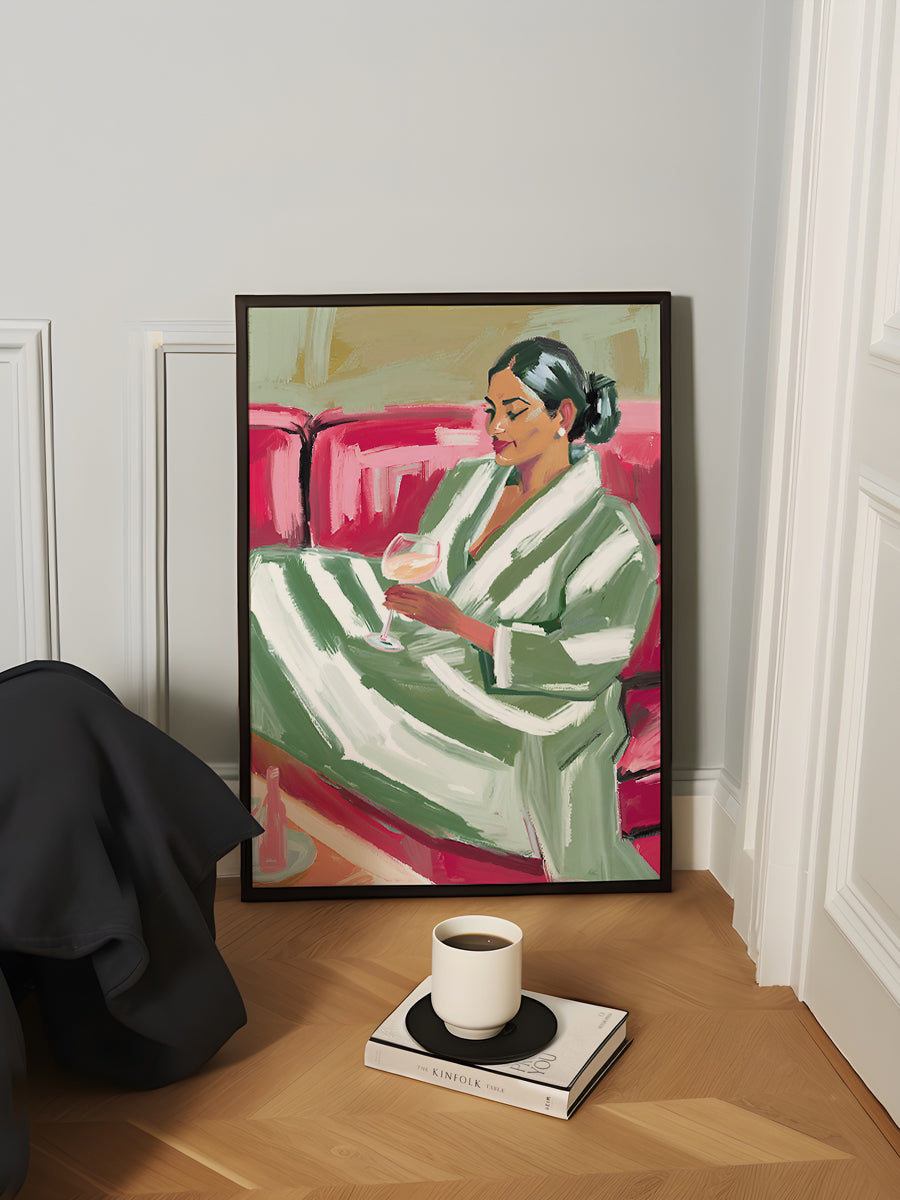 Schone Frau auf rotem Sofa mit Wein