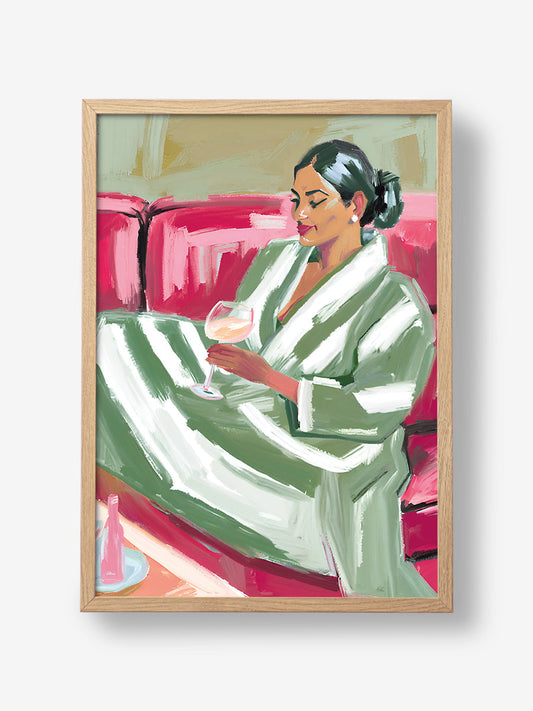 Schone Frau auf rotem Sofa mit Wein