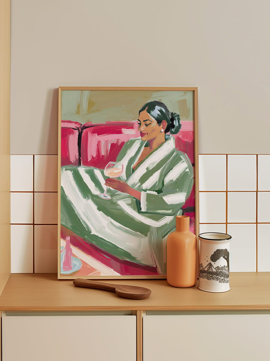 Schone Frau auf rotem Sofa mit Wein